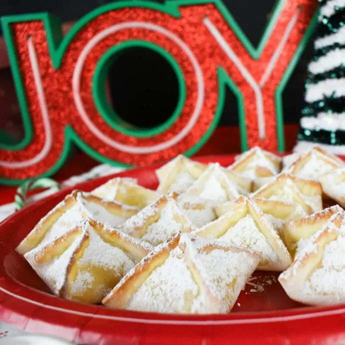 Apple pie bites made with wonton wrapper filling with a sweet apple pie filling and cinnamon