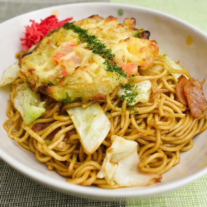 Yakisoba topping with kakiage (fried vegetable tempura) and Japanese mayonnaise