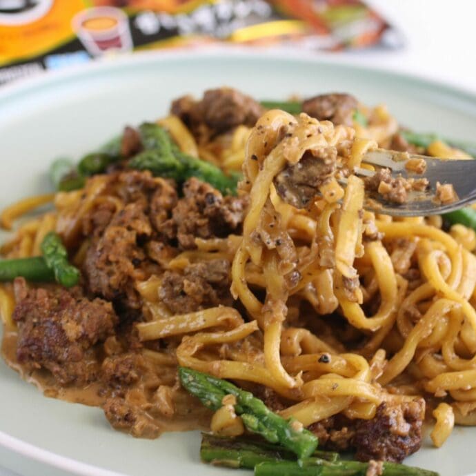 Heavy cream and black pepper yakisoba using Premium Savory Miso Yakisoba topping with hamburger patty, asparaguses, and onion