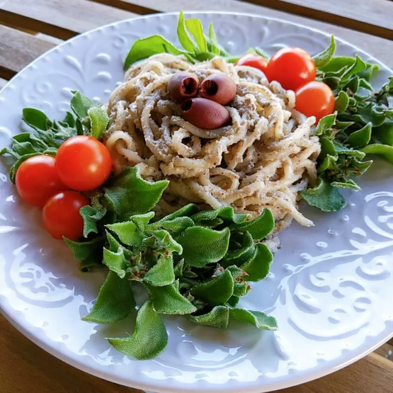 Fresh Udon with a creamy cashew nuts sauce flavored with Kalamata olives and and garlic topping with mini tomatoes and ice plants