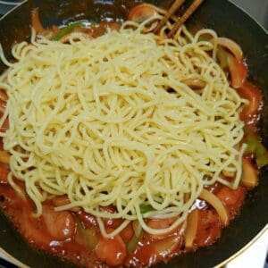 Nagasaki Champon Napolitan Step 6 - Adding noodles in the sauce