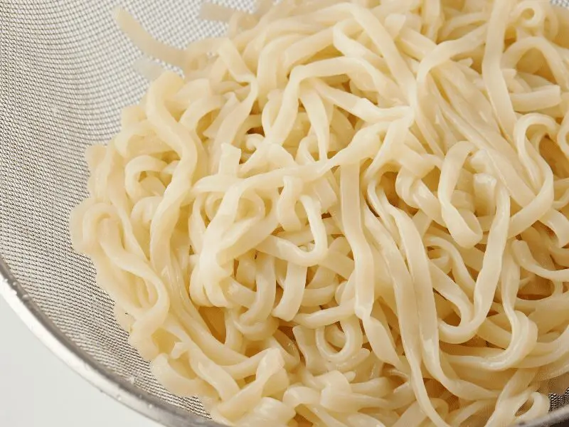 Boiled noodles in a colander