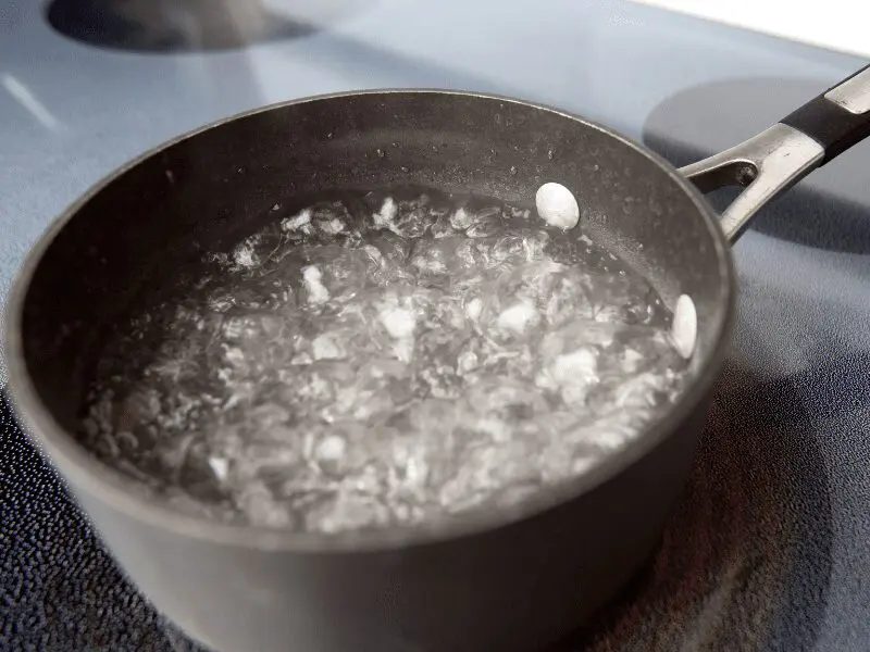 鍋のお湯が沸騰している様子