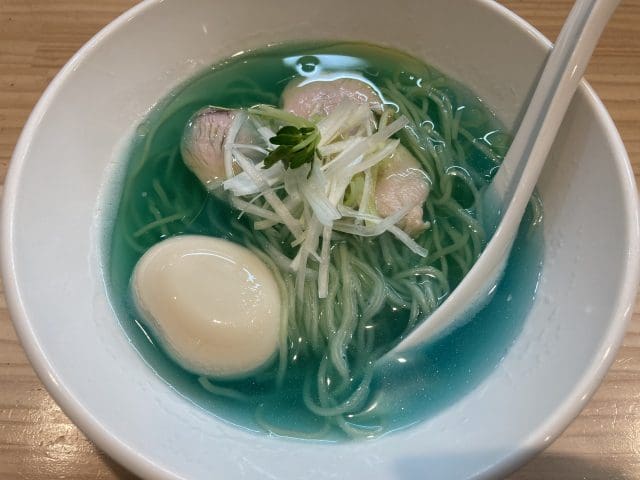 青いラーメン