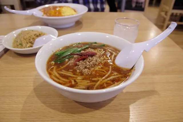 レンゲが添えられたラーメン