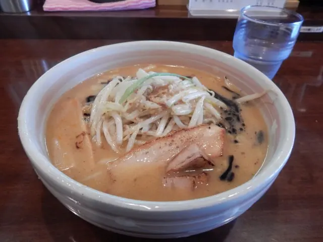 玉丼に盛り付けられたラーメン