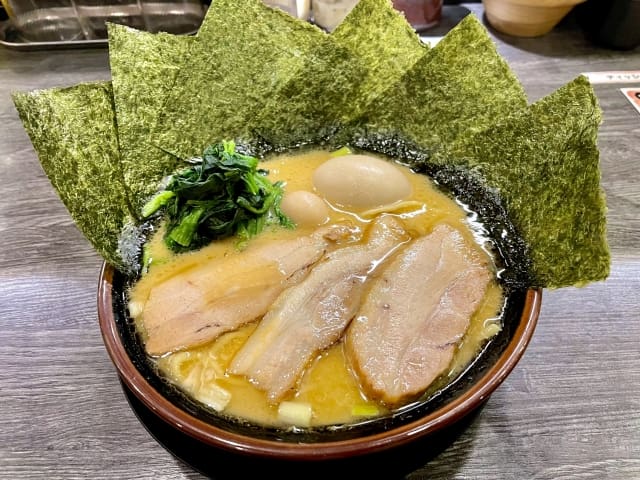 海苔たっぷりの家系ラーメン