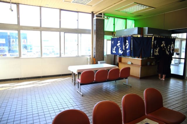 Stand-up soba noodle shop in Japanese train station