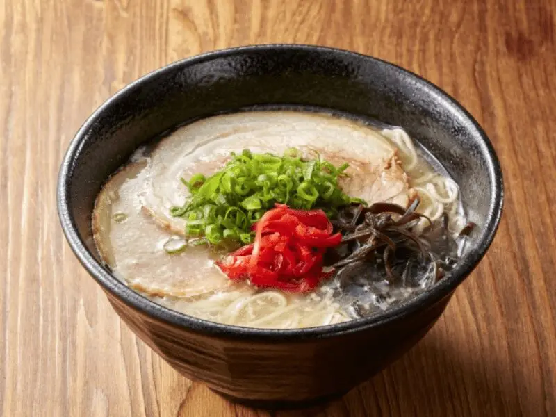 チャーシュー、青ねぎ、紅しょうがをのせた博多豚骨ラーメン。