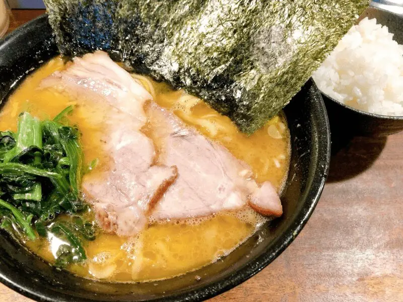 チャーシュー、のり、ほうれん草をのせた横浜家系ラーメン。
