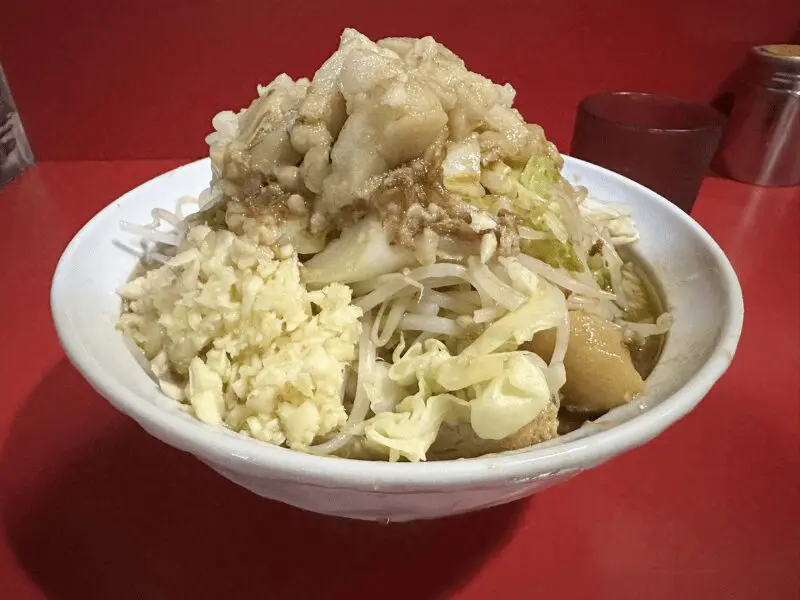 野菜やにんにく、豚脂がたっぷり盛られた二郎系ラーメン。