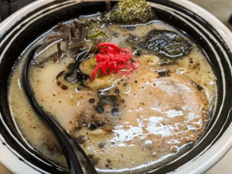 マー油が浮かぶ熊本豚骨ラーメン