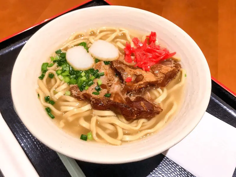 三枚肉と紅しょうががのった沖縄そば