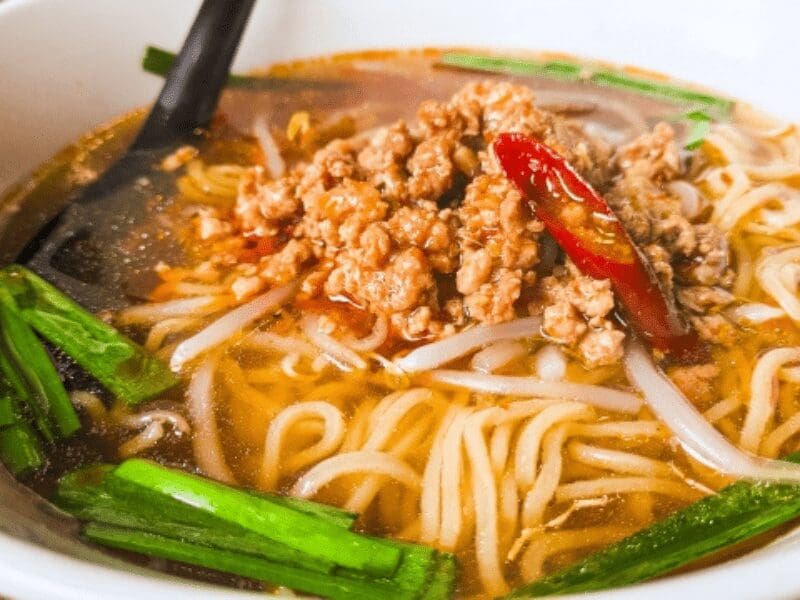 台湾ラーメン。辛味の効いたスープに挽き肉、にら、もやし、唐辛子がのった刺激的なラーメン。