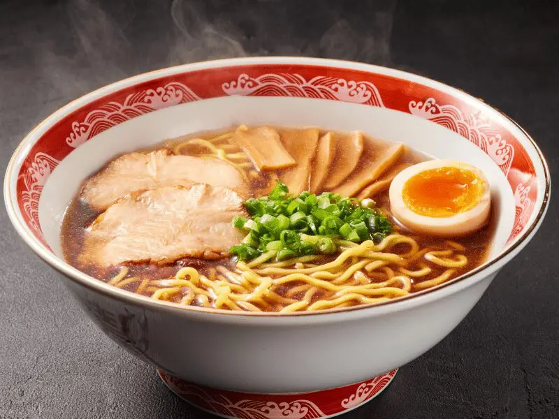 東京風の醤油ラーメン。チャーシュー、メンマ、半熟卵、青ねぎがのった熱々の一杯。