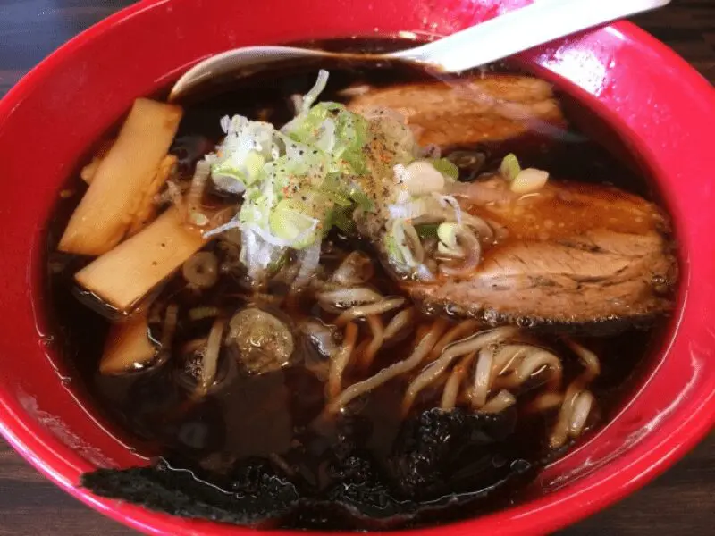 富山ブラックラーメン。濃い黒醤油スープに太麺、チャーシュー、メンマ、ねぎが入った力強い一杯。