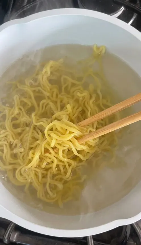 Cooking Premium Seafood Tonkotsu Ramen noodle in boiled water